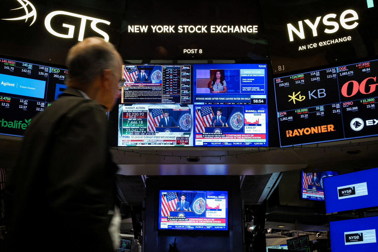 미국 뉴욕증권거래소(NYSE) 거래장에서 트레이더가 현황을 지켜보고 있다. [로이터]