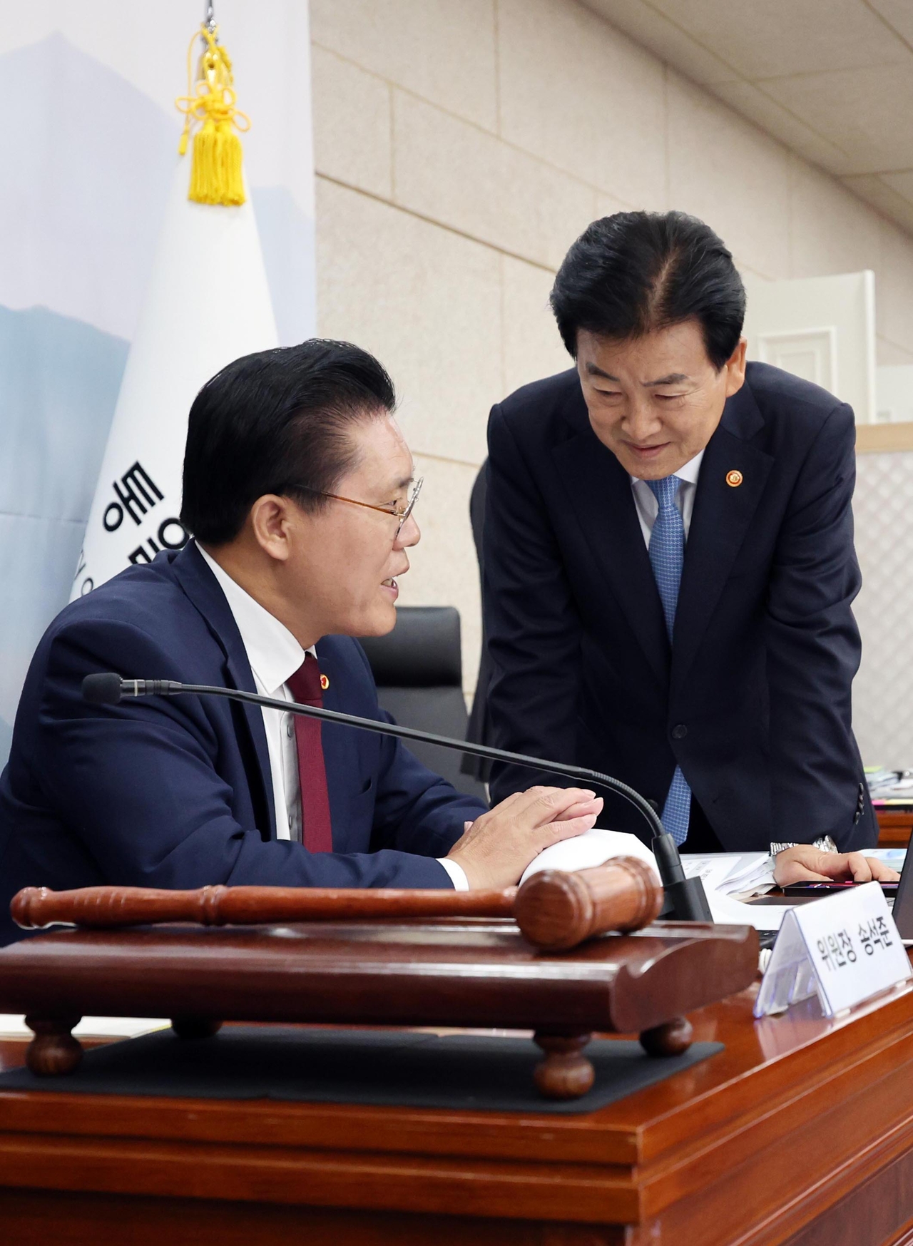 정동영 통일부 장관이 7일 오전 서울 남북회담본부에서 열린 통일부, 북한이탈주민지원재단, 남북교류협력지원협회, 민주평화통일자문회의 사무처 국정감사에 앞서 송석준 국회 외교통일위원장과 대화하고 있다. [뉴시스]
