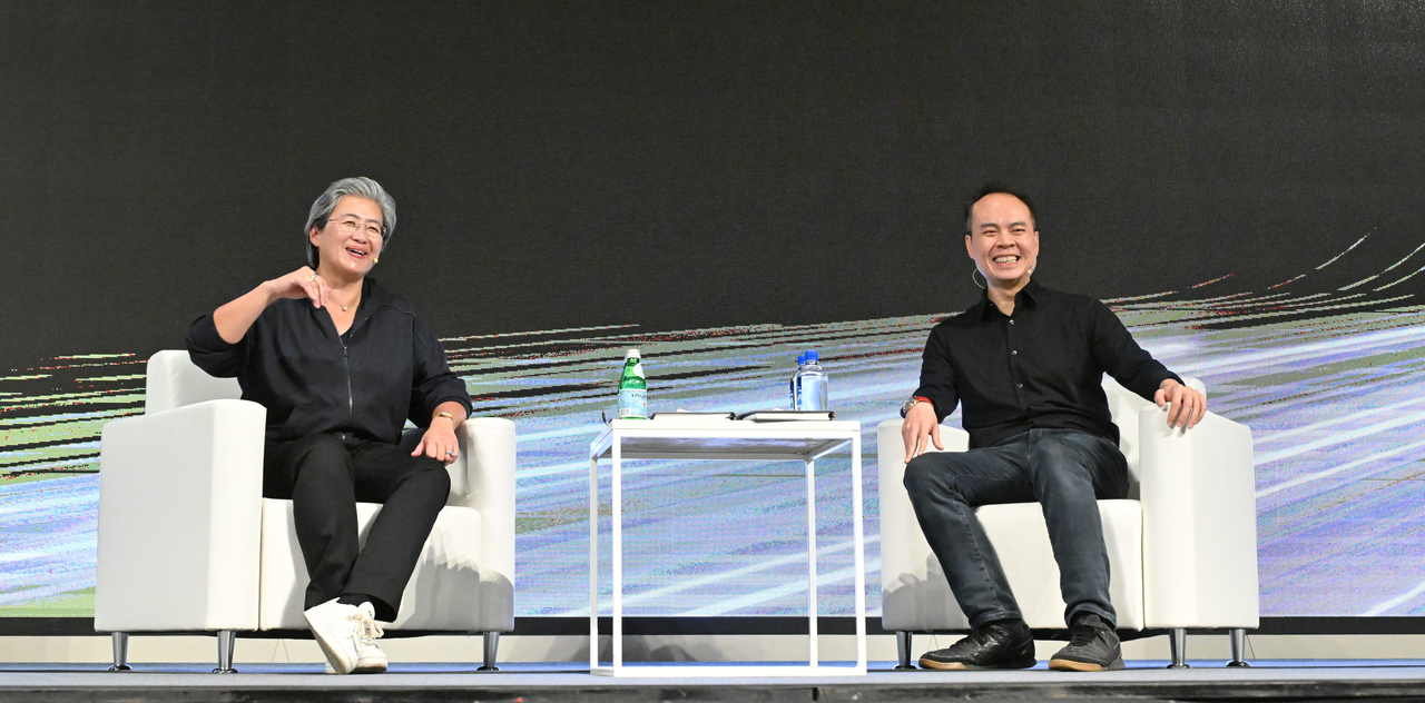 AMD CEO Lisa Su (left) and Senior Vice President Jack Huynh answer questions from gamers and industry representatives at AMD Gamer Day in Seoul on Wednesday. (Im Se-jun/The Korea Herald)