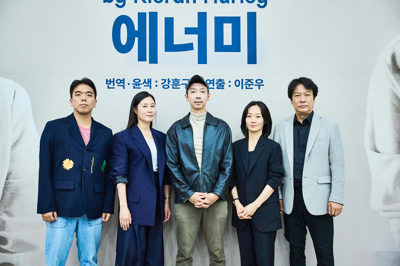 Playwright Kang Hun-gu, Seoul Metropolitan Theatre Artistic Director Lee Jun-woo, and actors Lee Bong-ryeon, Moon So-ri and Kang Shin-gu (from left) pose for a photo. (Sejong Center for the Performing Arts)