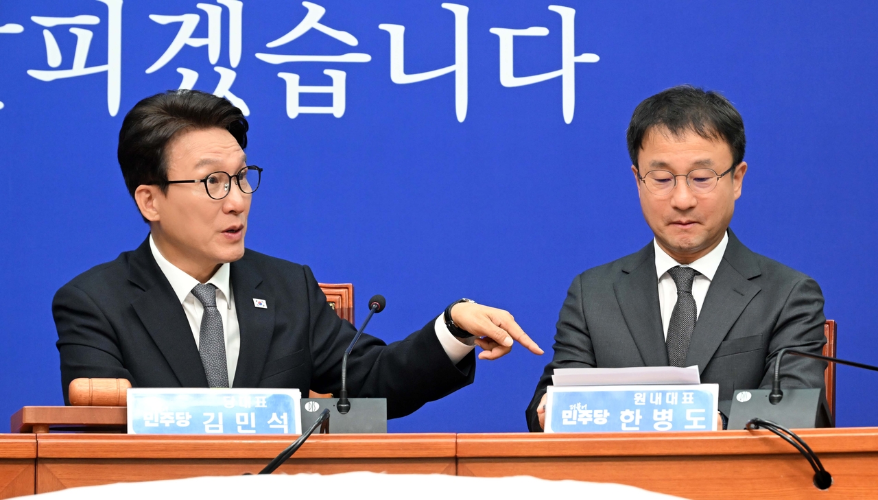 김민석(왼쪽) 더불어민주당 대표와 한병도 원내대표가 7일 오전 서울 여의도 국회에서 열린 최고위원회의에서 참석자와 대화를 하고 있다. 이상섭 기자