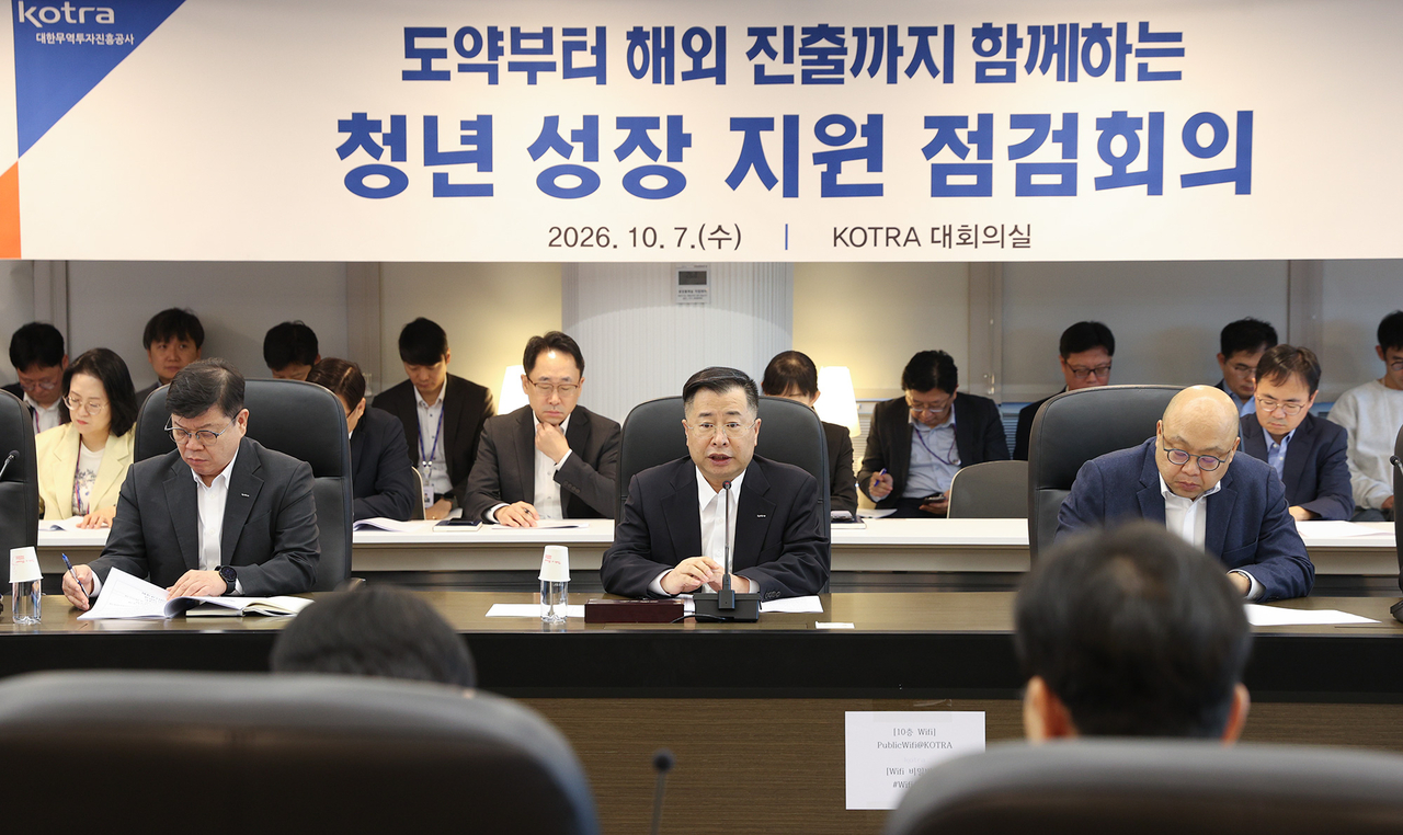 강경성 코트라 사장과 경영진이 7일 서울 양재동 본사에서 열린 ‘청년 성장 지원 점검회의’에서 청년 글로벌 인재 양성과 해외진출 지원 방안을 논의하고 있다. [코트라 제공]