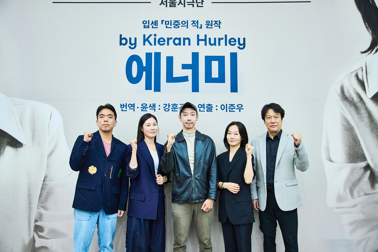Playwright Kang Hun-gu, actor Moon So-ri, Seoul Metropolitan Theatre Artistic Director Lee Jun-woo, and actors Lee Bong-ryeon and Kang Shin-gu (from left) pose for a photo. (Sejong Center for the Performing Arts)
