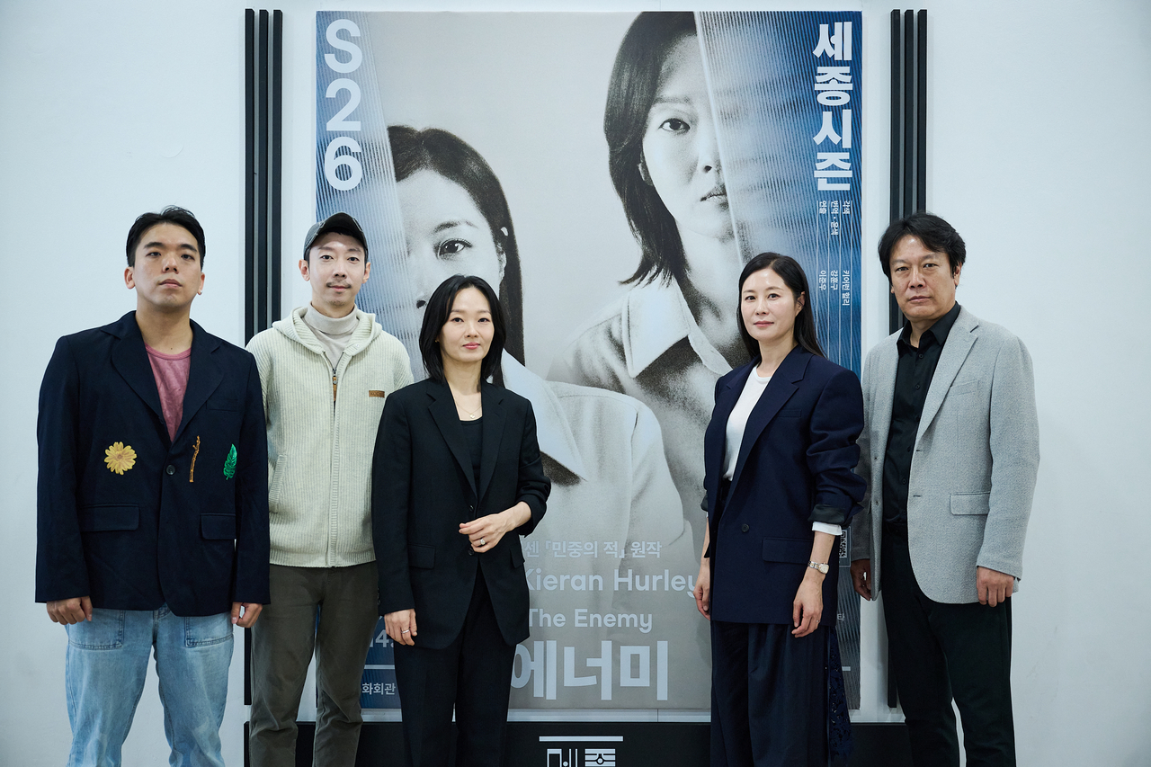 Playwright Kang Hun-gu, Seoul Metropolitan Theatre Artistic Director Lee Jun-woo, and actors Lee Bong-ryeon, Moon So-ri and Kang Shin-gu (from left) pose for a photo. (Sejong Center for the Performing Arts)