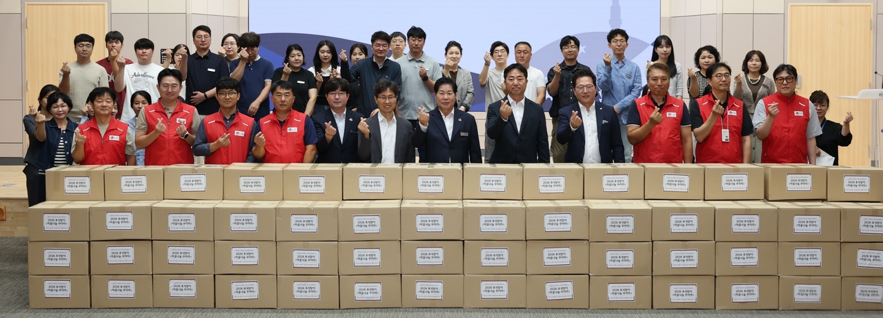 공영민(가운데) 고흥 군수와 LG헬로비전 임직원이 ‘마음나눔 꾸러미’ 행사에 참석해 기념 촬영하는 모습 [LG헬로비전 제공]