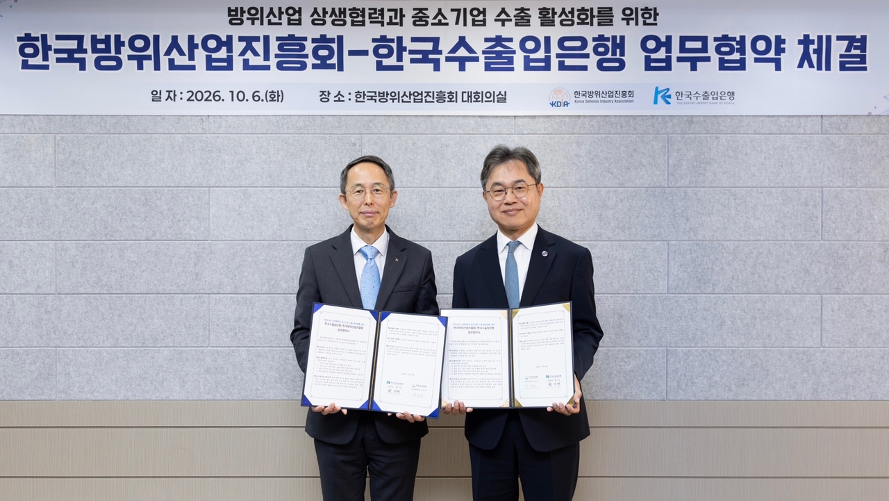 황기연 한국수출입은행장(왼쪽)과 이남우 한국방위산업진흥회 상근부회장이 6일 서울 마포구 방진회에서 열린 ‘방위산업 상생협력 및 중소기업의 수출 활성화를 위한 업무협약식’에서 기념 촬영을 하고 있다.[한국수출입은행 제공]