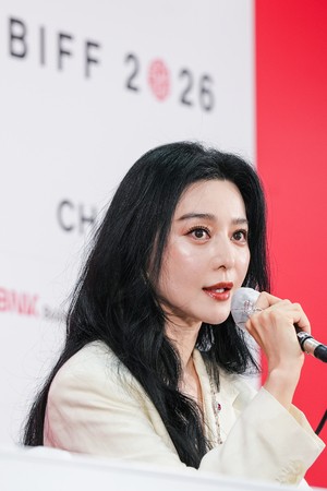 [포토] 판빙빙, 소감 전하는 인형