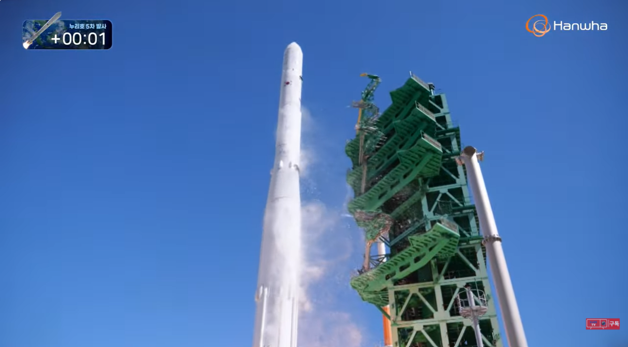 South Korea's homegrown Nuri rocket lifts off from Launch Pad 2 at the Naro Space Center in Goheung, South Jeolla Province, at 12:25 p.m. Wednesday. [Korea Aerospace Research Institute]