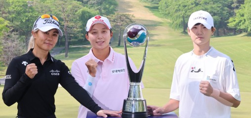 지난 해 5월 경기도 고양시 뉴코리아 컨트리클럽에서 열린 아람코 코리아 챔피언십 포토콜에서 다니엘 강(왼쪽부터), 김효주, 박성현이 포즈를 취하고 있다. [뉴시스]