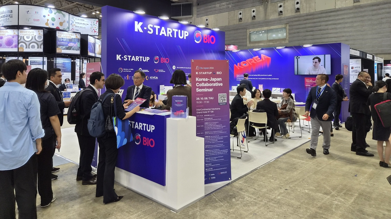 Bio JAPAN 2026에 마련된 공동홍보관 ‘K-Startup @BIO’에서 국내 바이오기업과 현지 관계자들이 비즈니스 상담을 진행하고 있다.[KIT 제공]