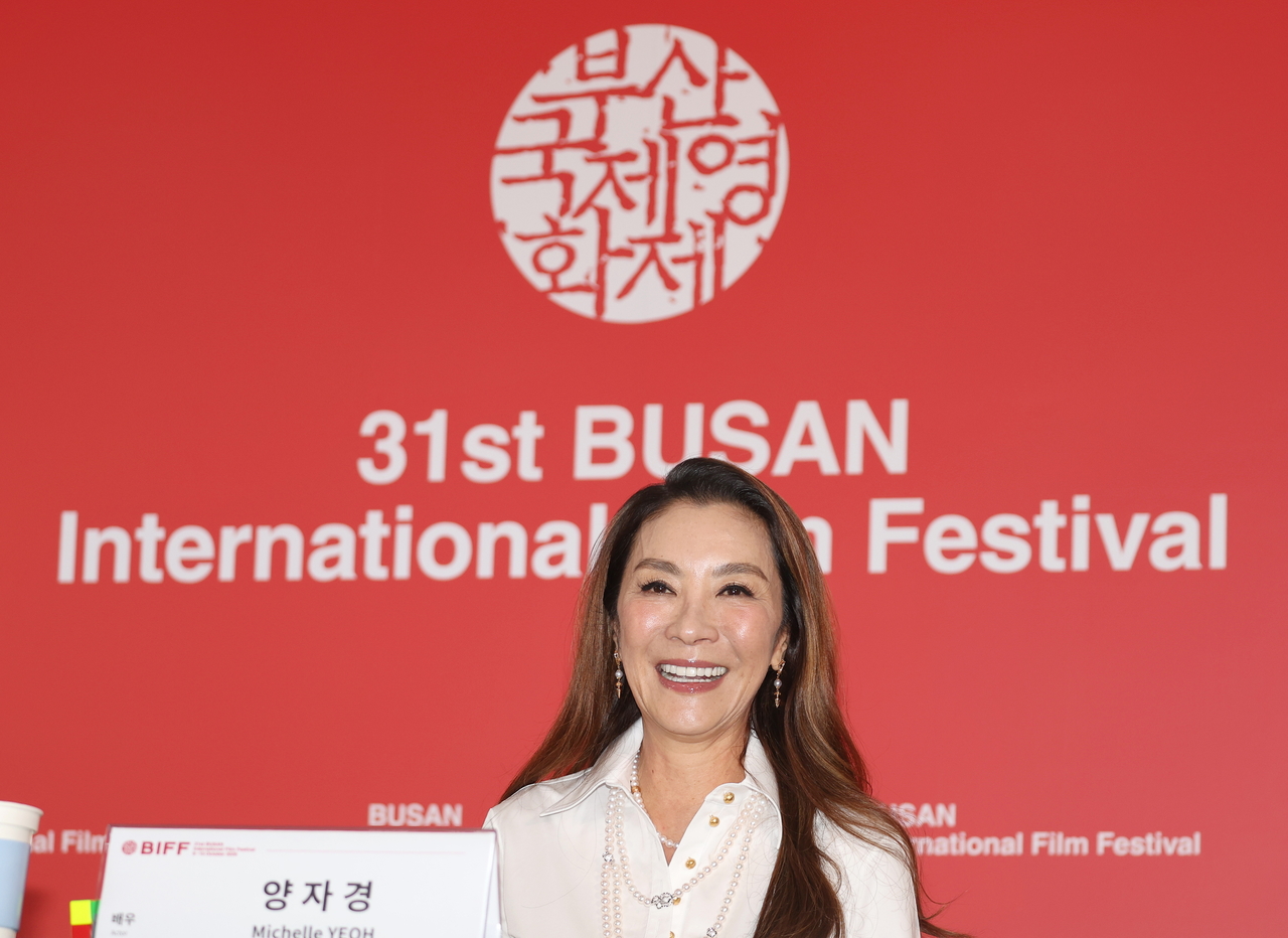 제31회 부산국제영화제 이틀째인 6일 부산 해운대구 영화의전당에서 영화 ‘우리 할머니는 큐브왕’ 기자회견에서 배우 양쯔충(양자경)이 질문을 듣고 있다. [연합]