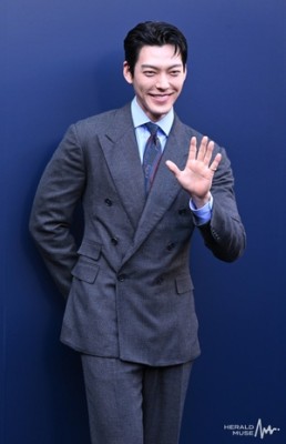 [뮤즈★]김우빈, 팬 덕분에 광고 찍더니 사비로 선물까지 “누나 고마워” 훈훈 미담