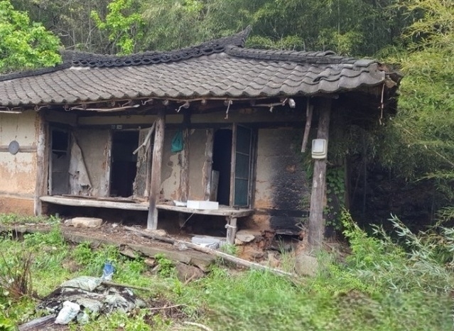 An abandoned house left unattended amid population decline [Yonhap]
