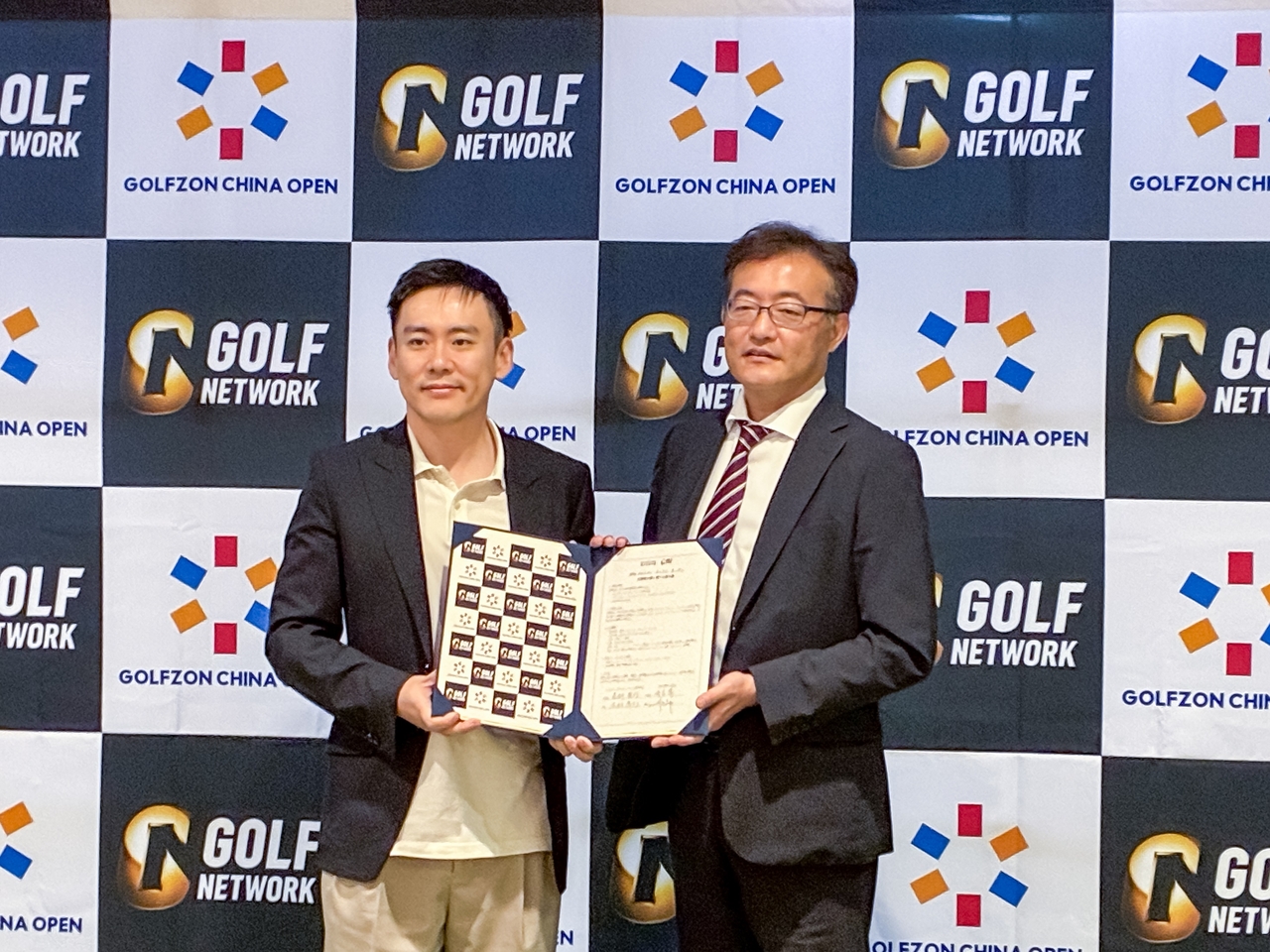 지난 9월 9일 일본 도쿄에 위치한 골프존 드라이빙레인지 히가시신주쿠에서 진행된 ‘2026 골프존 차이나 오픈’ 방송 중계 업무협약식에서 골프존차이나 박성봉 동사장(이하 왼쪽부터), 일본 골프 네트워크 키무라 히데유키 대표가 기념사진을 촬영하고 있다.