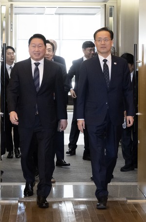 [헤럴드pic] 경제6단체장 간담회 참석하는 최태원 대한상의 회장-이형일 부총리