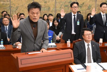 박진영 대중문화교류위원회 공동위원장이  7일 서울 여의도 국회에서 열린 국회 문화체육관광위원회의 문화체육관광부에 대한 국정감사에서 증인선서를 하고 있다. 이상섭 기자