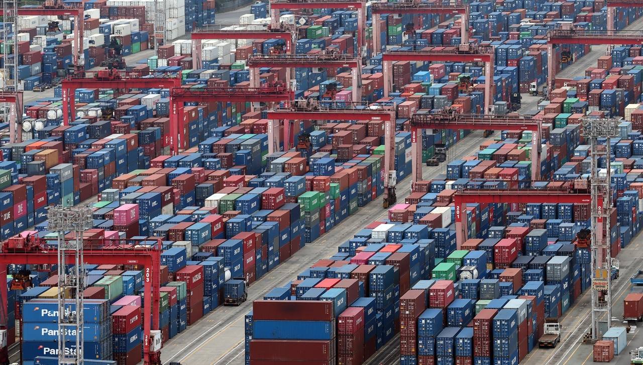 Containers are stacked at a port in Pyeongtaek, Gyeonggi Province, Oct. 1. (Newsis)
