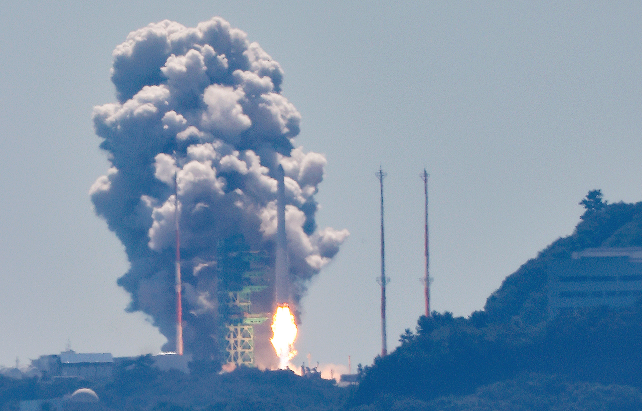 South Korea’s homegrown Nuri rocket lifts off from the Naro Space Center in Goheung, South Jeolla Province, on Wednesday. (Yonhap)