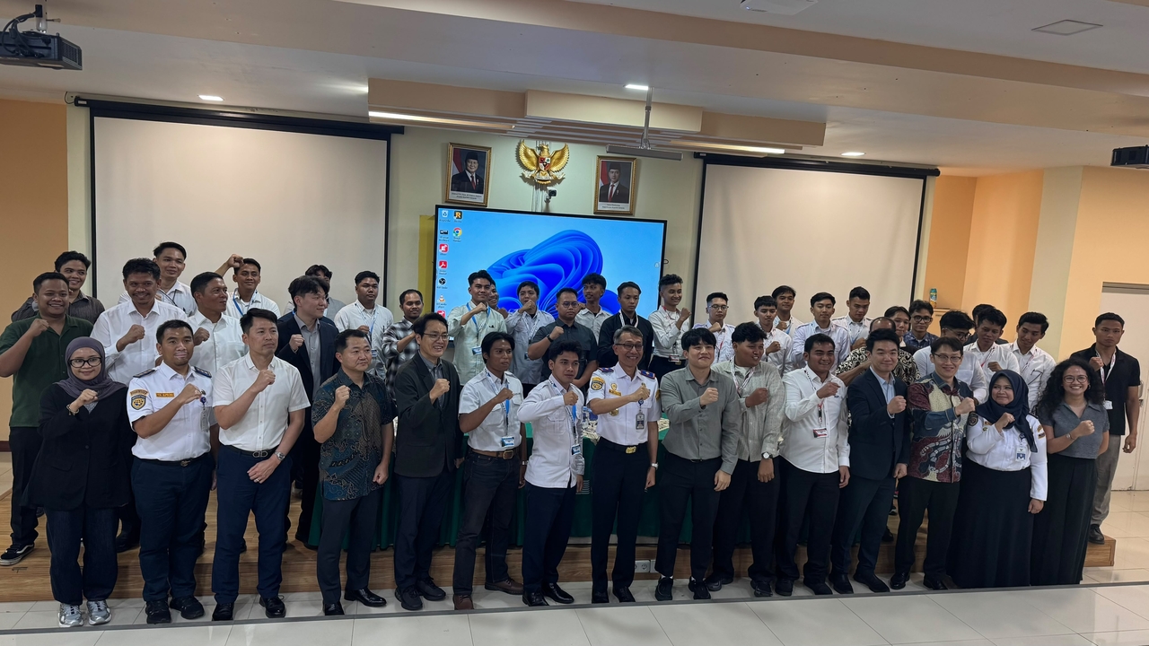한국해운협회가 인도네시아 자카르타 해양대학교에서 국적선사 승선 예정 해기사들을 대상으로 ‘승선 전 직무 역량강화 교육’을 진행한 뒤 참가자들과 기념촬영을 하고 있다. [한국해운협회 제공]