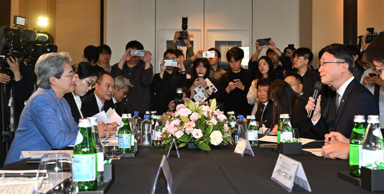 류제명(오른쪽) 과학기술정보통신부 2차관이 7일 오전 서울 종로구 포시즌스 호텔에서 리사 수 AMD CEO와 면담에서 인사말을 하고 있다. 임세준 기자