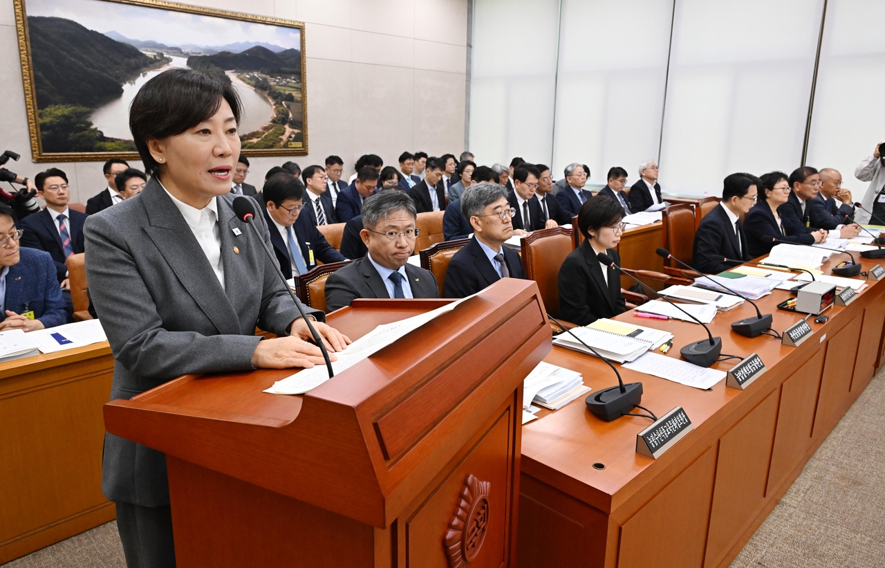 송미령 농림축산식품부 장관이 7일 오전 서울 여의도 국회 농림축산식품해양수산위원회의 농림축산식품부 등에 대한 국정감사에서 업무보고를 하고 있다.  이상섭 기자