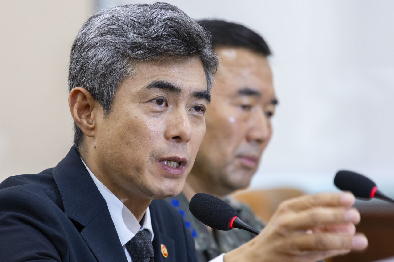 Defense Minister Kang Shin-chul (L) speaks during a parliamentary session at the National Assembly in Seoul in this Sept. 29, file photo. (Yonhap)
