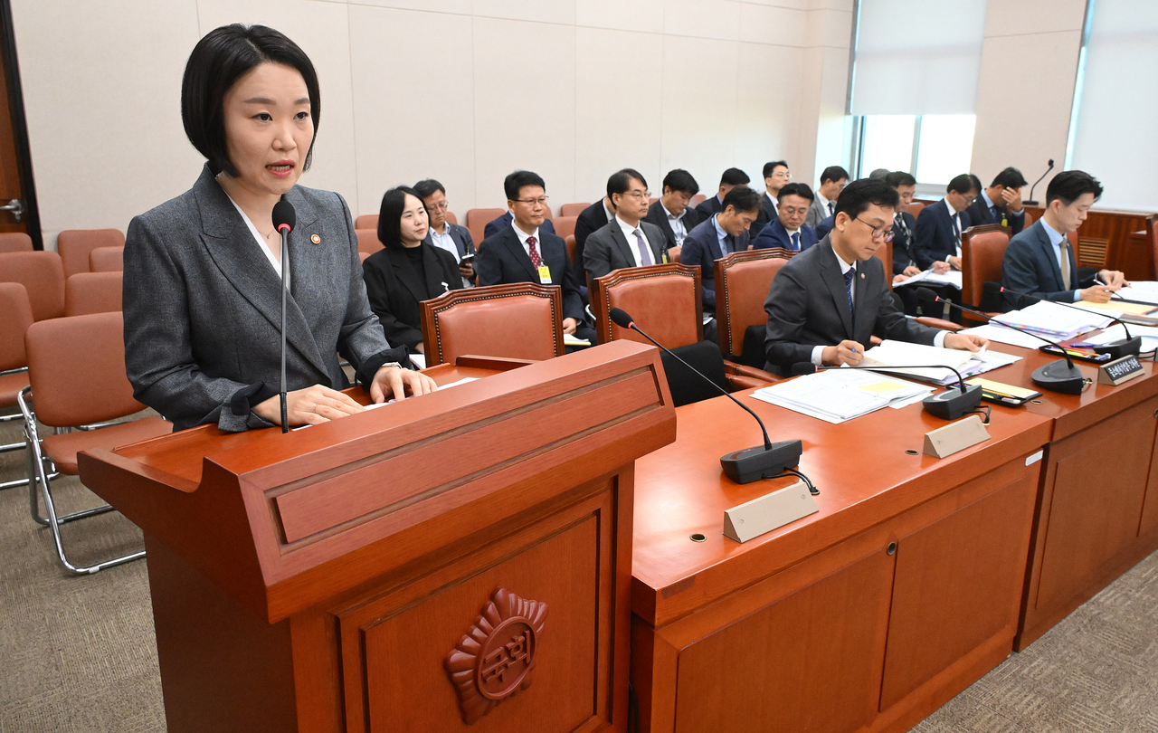 Minister of SMEs and Startups Lee So-young delivers a work report during a national audit of the ministry held at the National Assembly in Yeouido, Seoul, on Wednesday. (Lee Sang-sub)