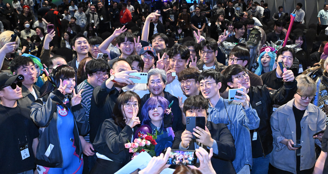 리사 수 AMD CEO와 잭 후인 수석부사장이 7일 오후 서울 용산구 드래곤시티에서 열린 AMD 게이머 데이에서 팬들과 함께 기념촬영을 하고 있다. 임세준 기자