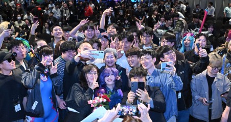 리사 수 AMD CEO와 잭 후인 수석부사장이 7일 오후 서울 용산구 드래곤시티에서 열린 AMD 게이머 데이에서 팬들과 함께 기념촬영을 하고 있다. 임세준 기자