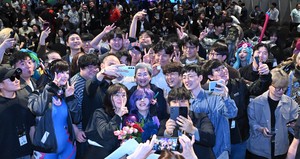 [헤럴드pic] 팬들과 함께 기념촬영하는 리사 수 AMD CEO
