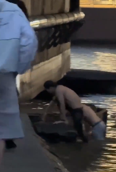 Two men emerge from the Han River after jumping from Banpo Bridge in Seoul. (Online communities)