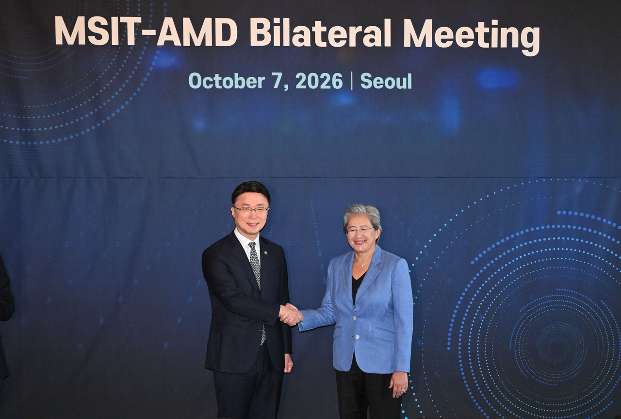 류제명(왼쪽) 과학기술정보통신부 2차관과 리사 수 AMD CEO이 7일 오전 서울 종로구 포시즌스 호텔에서 열린 면담 및 국내 기업 간담회에서 기념촬영을 하고 있다. 임세준 기자