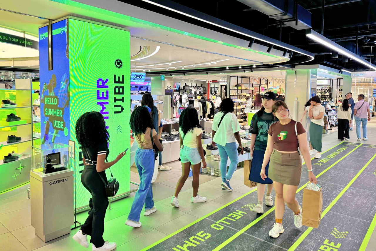 Foreign shoppers shop at Lotte Department Store's flagship in Myeong-dong, central Seoul. (Lotte Department Store)