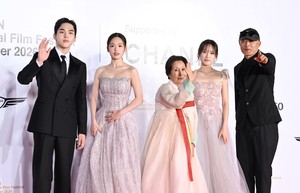 [포토] 김혜자 ‘여전히 찬란하게’ 팀과 함께 왔어요
