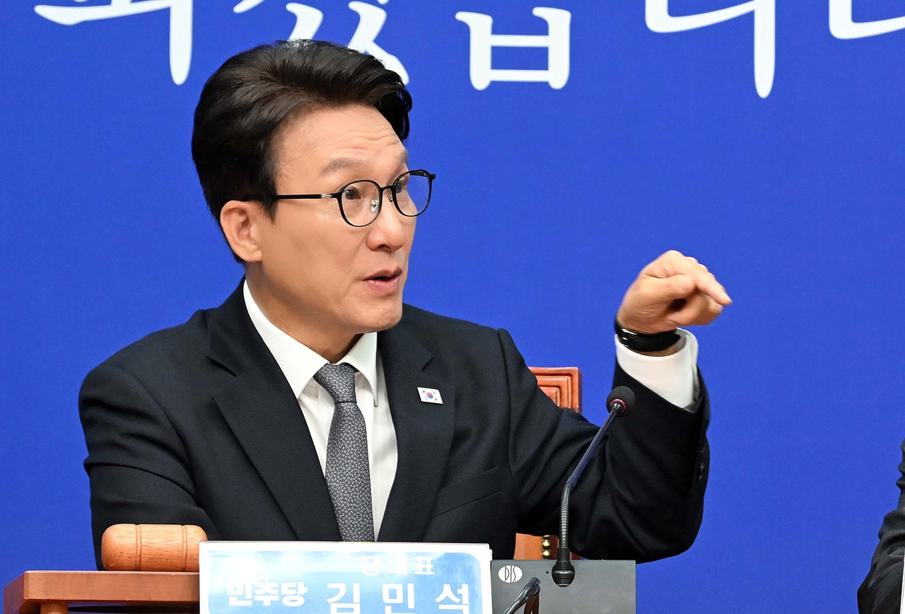 김민석 더불어민주당 대표가 7일 오전 서울 여의도 국회에서 열린 최고위원회의에 참석하고 있다. 이상섭 기자