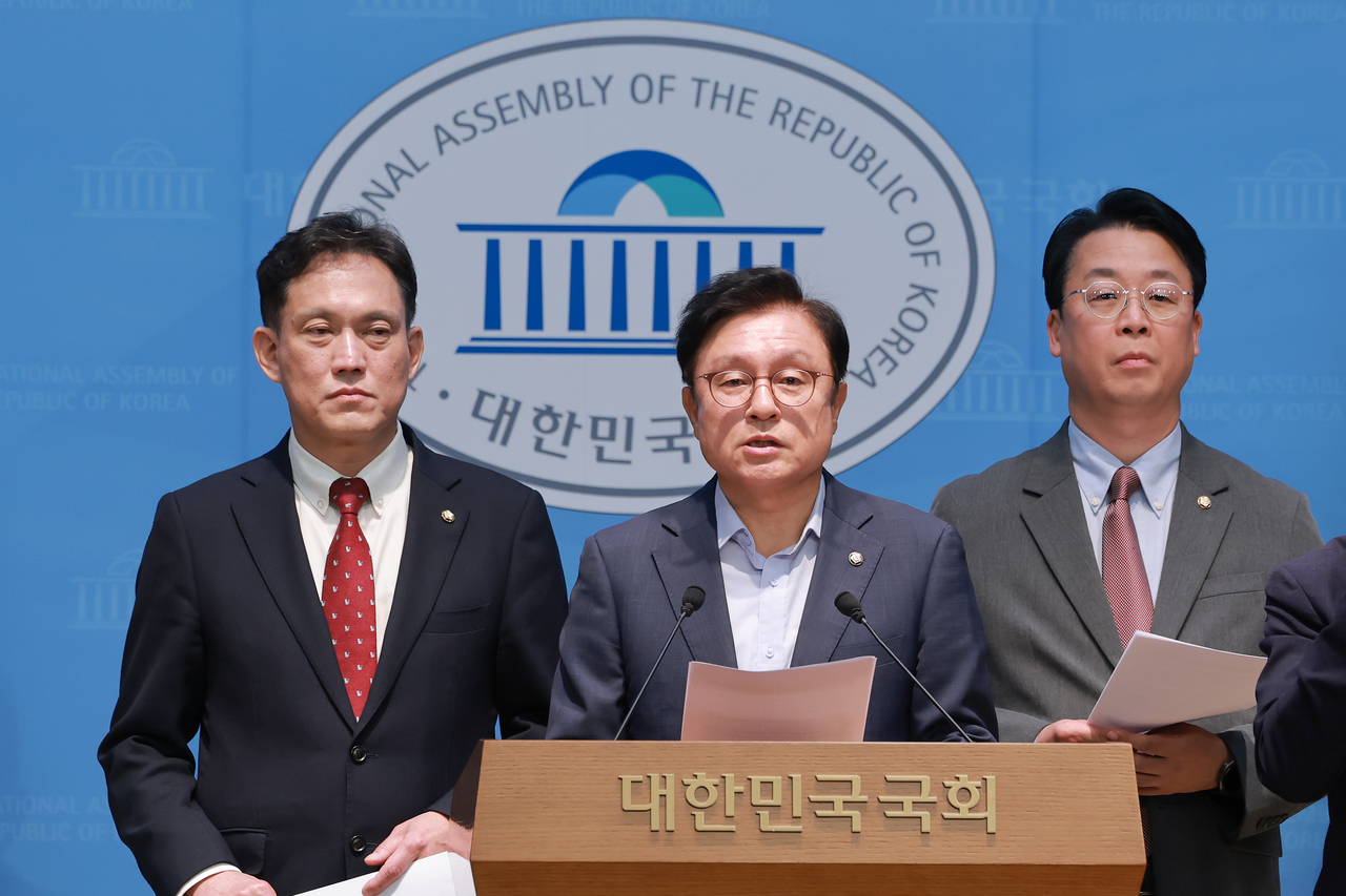국회 법제사법위원회 야당 간사인 박형수 국민의힘 의원과 법사위원들이 7일 국회 소통관에서 전날 법사위에서 열린 대법원 등에 대한 국정감사와 관련해 서영교 법사위원장의 국정감사 진행을 비판하는 기자회견을 하고 있다.  [연합]