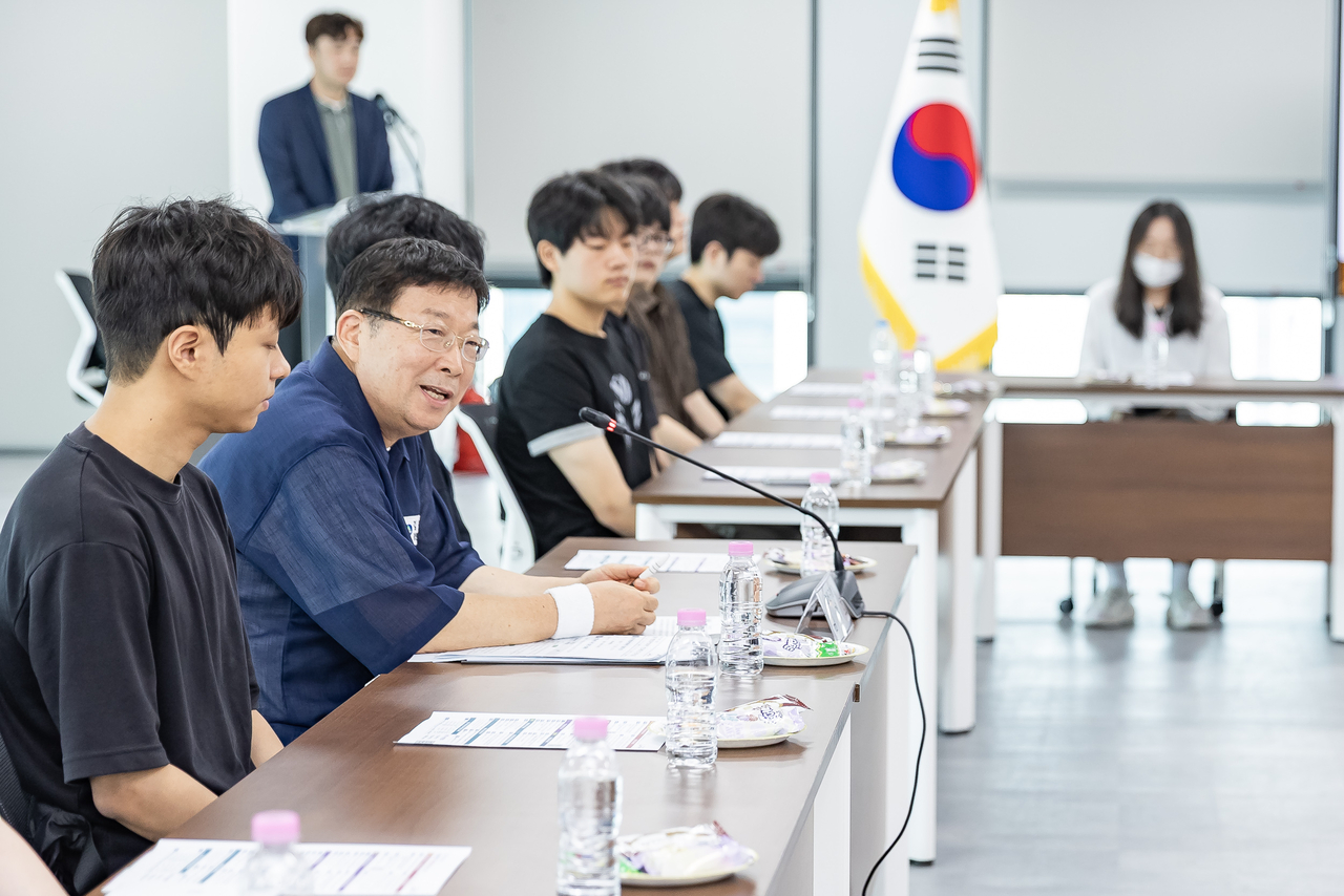 김경호 광진구청장이 청년 아르바이트생 간담회를 갖고 있다.