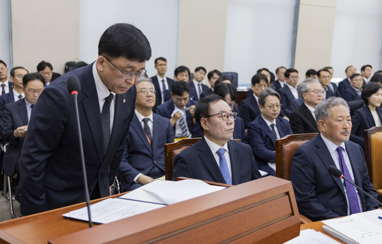 강동환 중앙선거관리위원회 사무총장 직무대행이 7일 국회에서 열린 행정안전위원회 국정감사에 출석해 기관 보고 전 인사하고 있다. [연합]