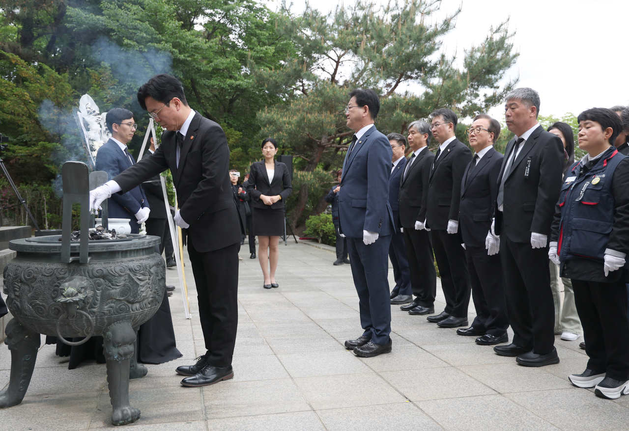 김영훈 고용노동부 장관이 28일 서울 보라매공원에 마련된 산업재해 희생자 위령탑에 헌화하고 있다. [연합]