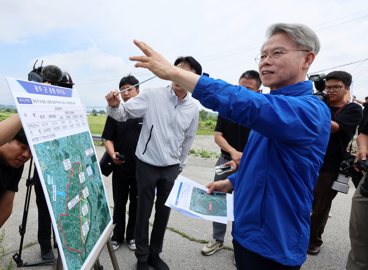 민형배 전남광주통합특별시장이 광주 군공항 인근 공군 탄약고 부지를 점검하고 있다. 정부는 호남권 반도체 클러스터 부지로 광주 군공항을 선정했다. <연합뉴스>