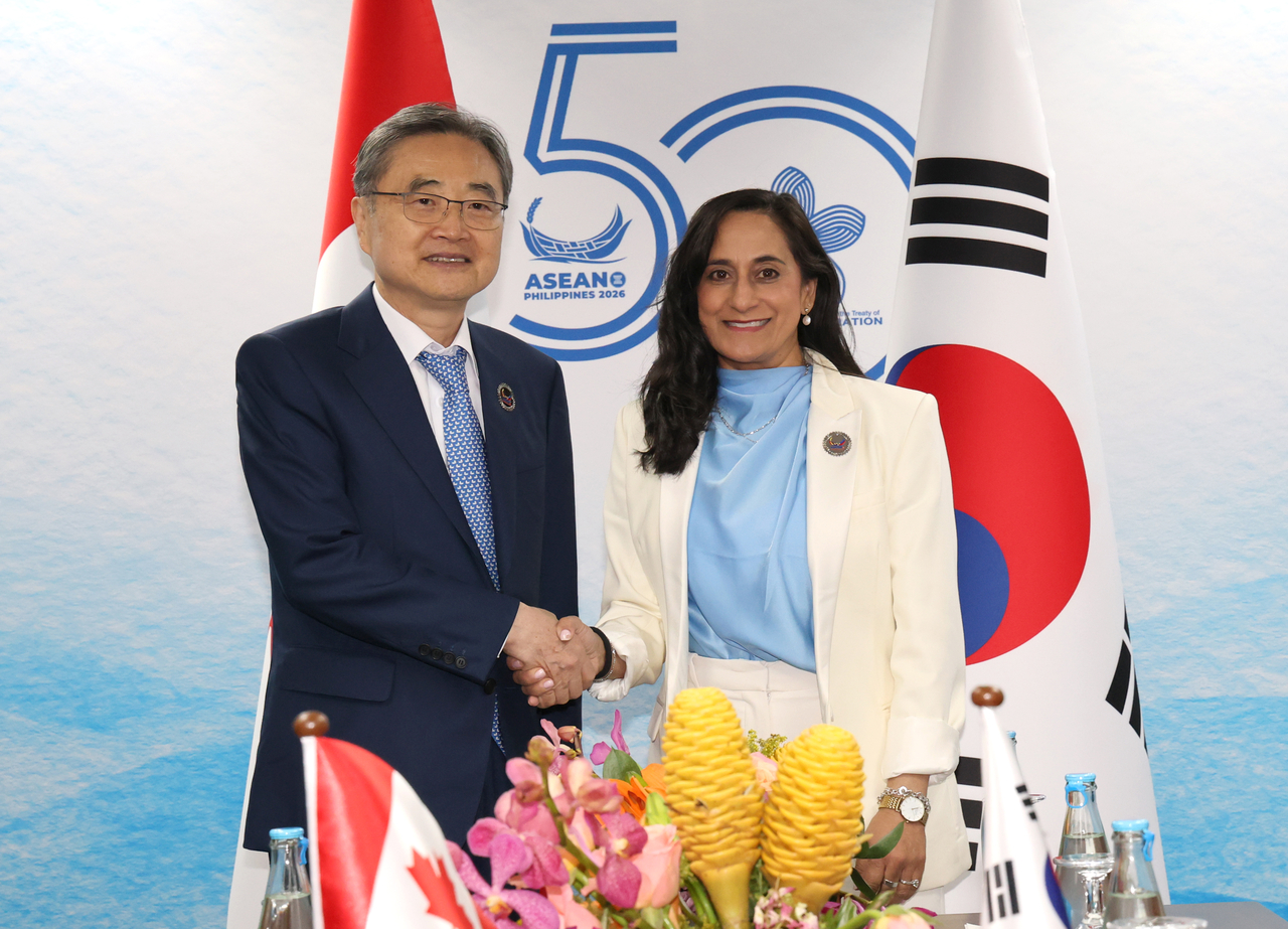 Foreign Minister Cho Hyun and Canadian Foreign Minister Anita Anand greet each other at bilateral talks held on the sidelines of an ASEAN-related foreign ministers' meeting at the Philippine International Convention Center in Manila on July 22. [Yonhap]
