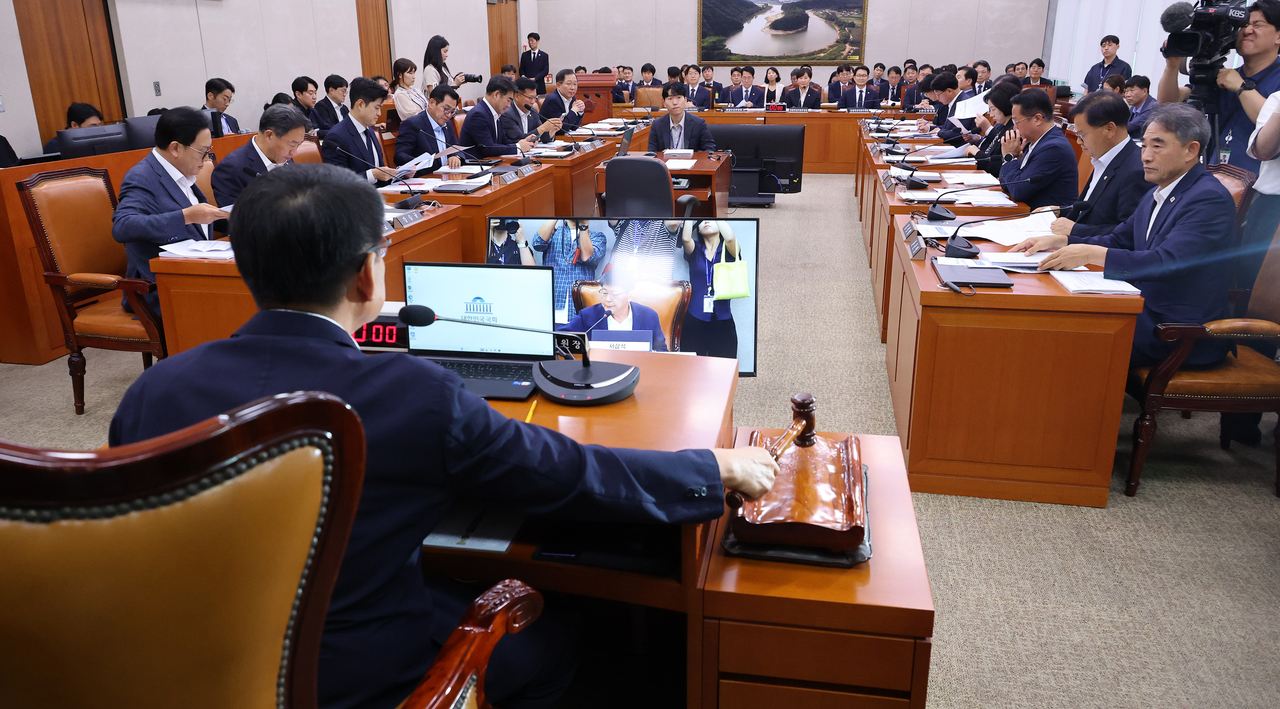 Committee Chairman Seo Sam-seok gavels the opening of a plenary session of the National Assembly's Agriculture, Food, Rural Affairs, Oceans and Fisheries Committee at the National Assembly on Friday.