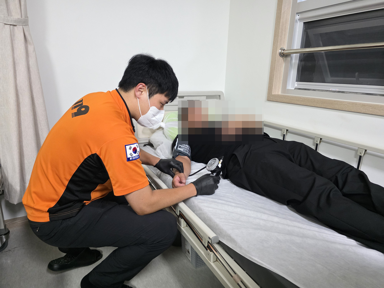 지난달 8일 경남 김해시 조은금강병원 부지 내 경남도주취자보호센터에서 소방대원이 주취자 혈압을 재고 있다. 해당 사진은 기사와 직접적 관련이 없음. [연합]