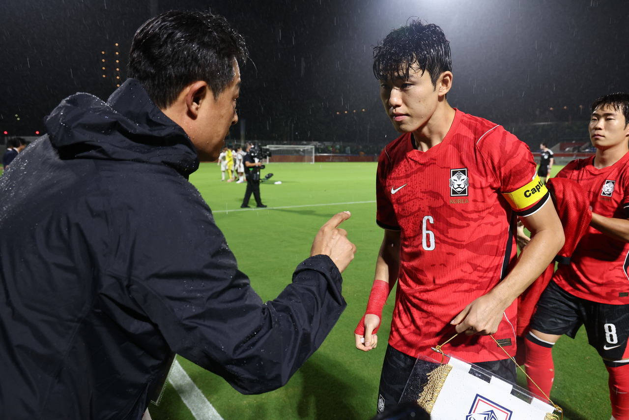 2026 아이치·나고야 아시안게임 남자 축구 D조 1차전 대한민국 대 카타르의 경기. 한국 이민성 감독이 이기혁에게 작전을 알려주고 있다. [연합]
