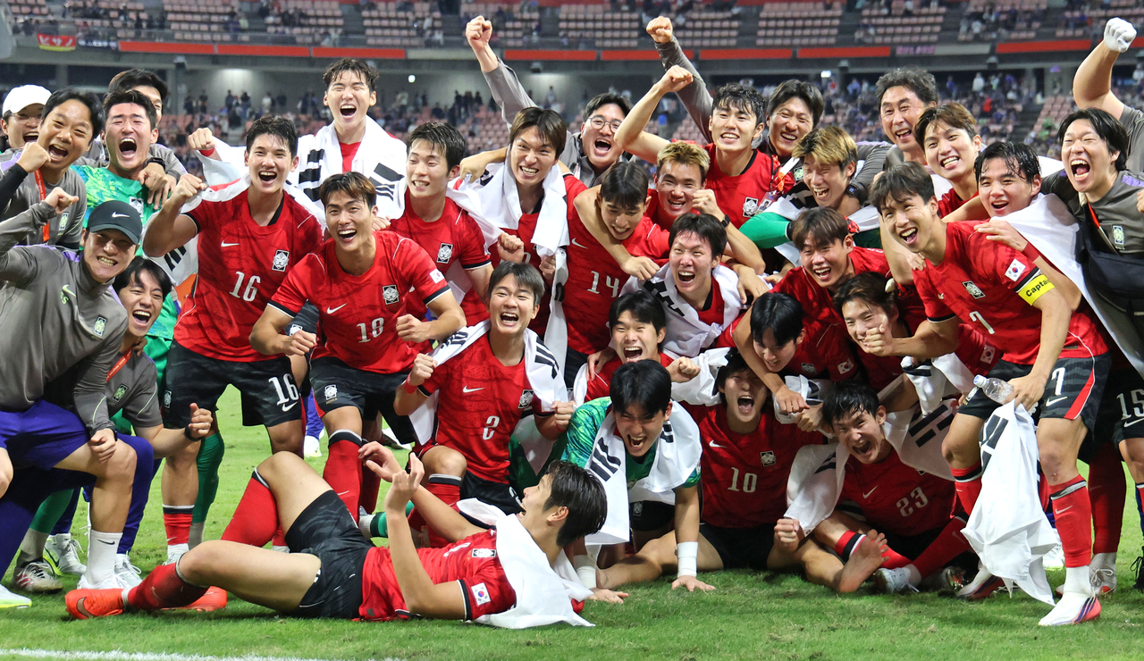 지난 3일 일본 아이치현 도요타 스타디움에서 열린 2026 아이치·나고야 아시안게임 남자 축구 대한민국과 일본의 결승. 승리 후 금메달을 획득한 한국 선수들이 기뻐하고 있다. 그러나 대회 성적과는 별개로 일부 선수들의 우승 후 발언이 후폭풍을 일으키고 있다. [연합]