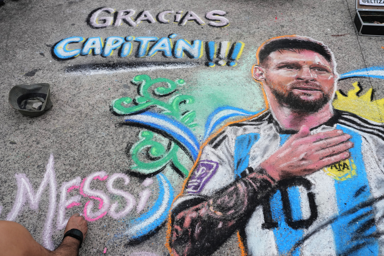 Street artist Claudio Pampillon paints a portrait of Lionel Messi on the ground outside the stadium ahead of Messi's farewell match for Argentina against Benin in Buenos Aires on Wednesday (Korean Standard Time). [AP]