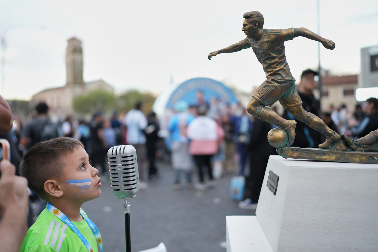 A child looks up at a statue of Lionel Messi outside the stadium ahead of Argentina's friendly against Benin in Buenos Aires on Wednesday (Korean Standard Time). The match served as Messi's farewell appearance for the national team. [AP]