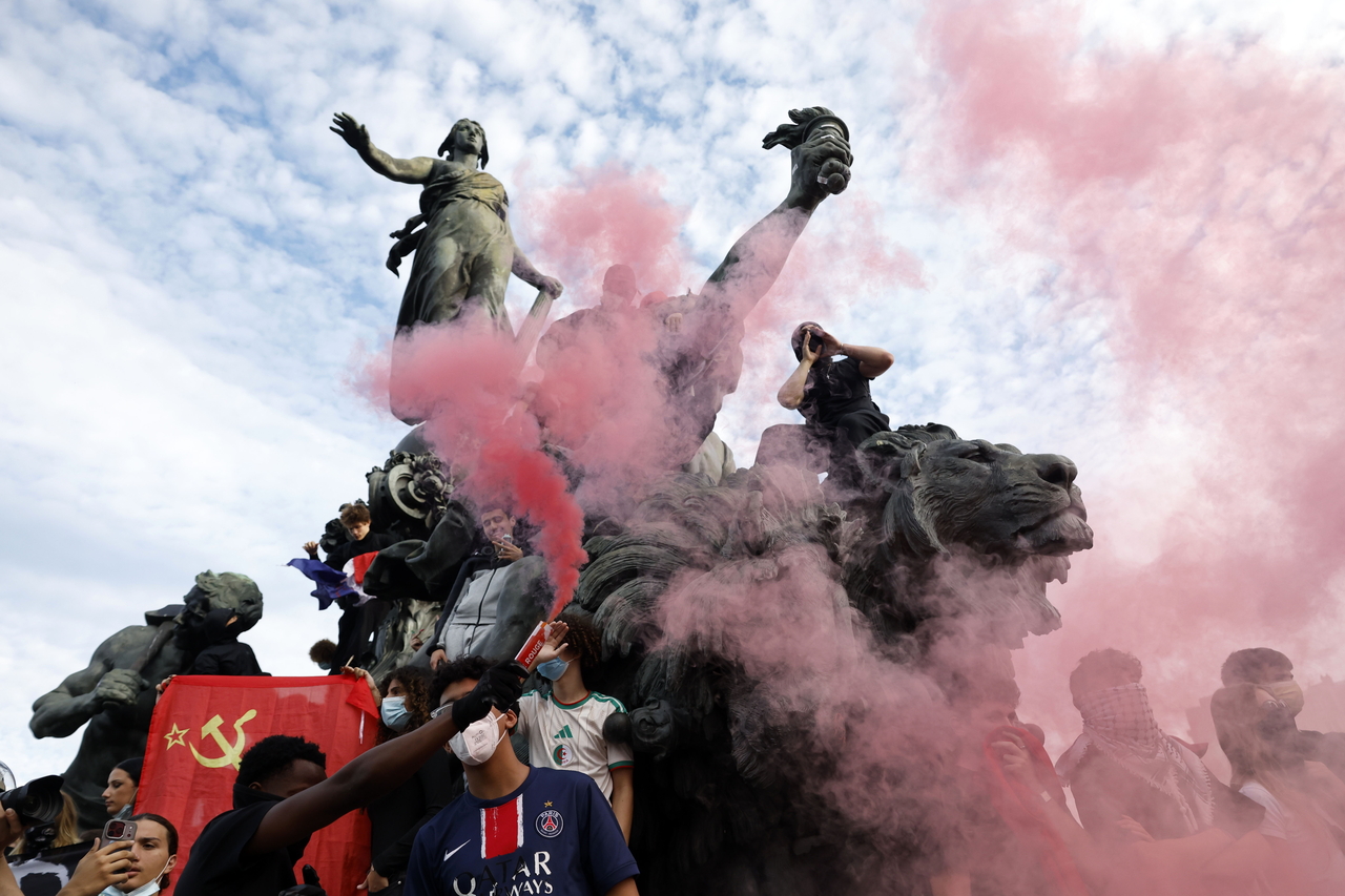 High school students and members of education unions fire red smokes over school conditions at Place de la Republique in Paris on Tuesday. (EPA-Yonhap)