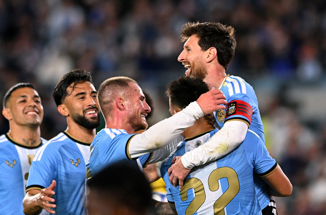 Lionel Messi celebrates with teammates after scoring Argentina's third goal in a friendly against Benin at Estadio Monumental in Buenos Aires on Wednesday (Korean Standard Time). [Reuters]