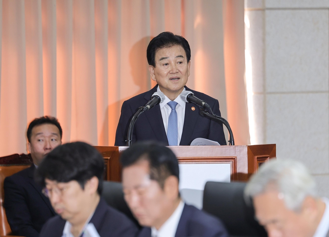 Unification Minister Jeong Dong-young delivers an institutional report at the National Assembly's Foreign Affairs and Unification Committee national audit, held Wednesday at the Inter-Korean Talks Building in Jongno-gu, Seoul. [Yonhap]